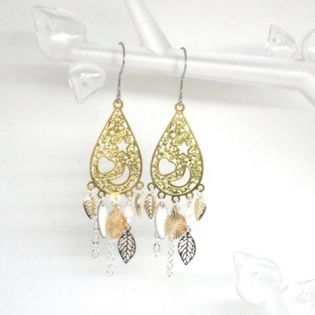 Boucles d'oreilles dorées et blanches fines estampes feuilles étoiles coeurs lunes perles sequins pièce unique par Odacassie les créations de Cassandre bijoux et accessoires faits main bijoux poétiques bijoux bohèmes bijoux romantiques bijoux fêtes de fin d'année soirée