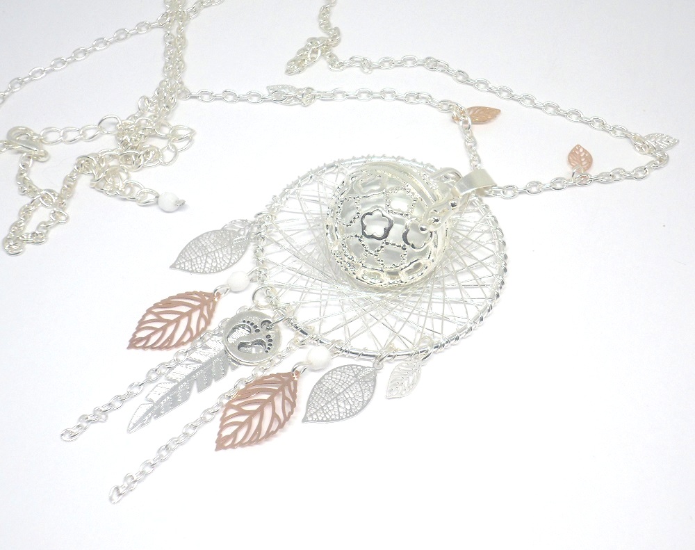 Odacassie-017-1-Bola-de-grossesse-attrape-reves-blanc-or-rose-gold-plumes-feuilles-pieds bola de grossesse petits pieds plume feuilles et fleur argenté blanc or rose attrape-rêves