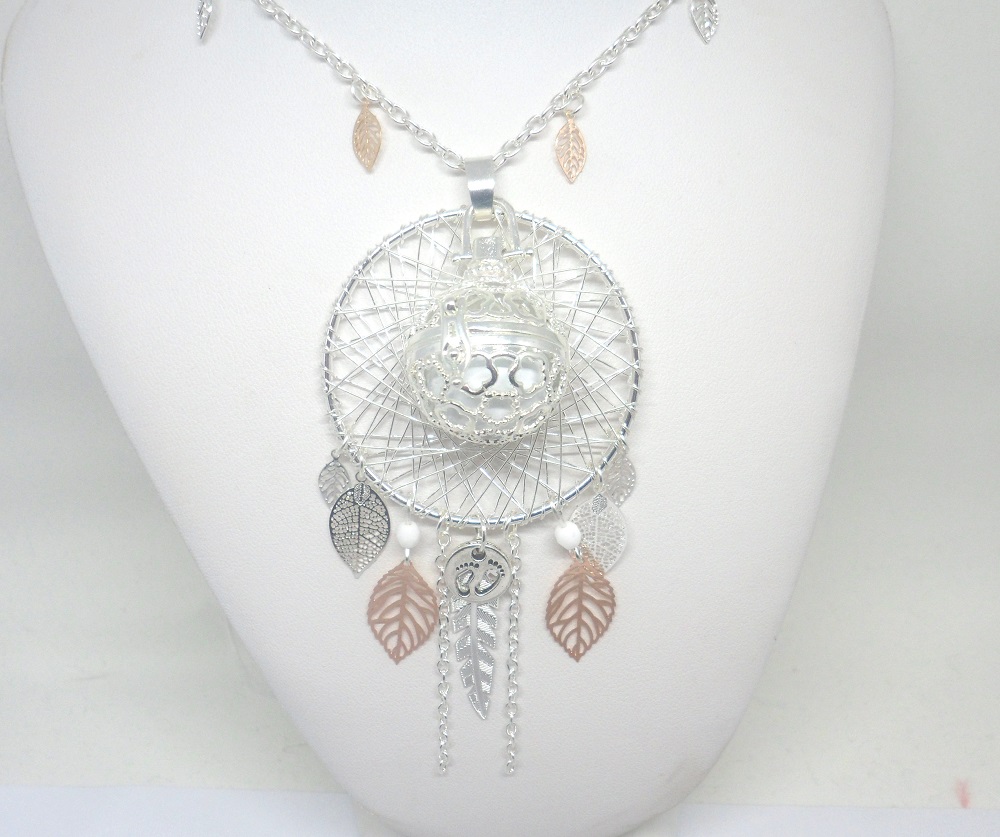 Odacassie_017-2_BolaDeGrossesse_attrape_reves_blanc_or_rose_gold_plumes_feuilles_pieds