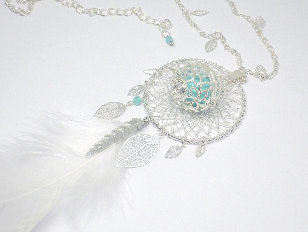 Odacassie-018-1-Bola-de-grossesse-dreamcatcher-argente-vert-deau-turquoise-blanc-plume-duvet-feuilles bola de grossesse plume attrape-rêves estampes feuilles blanc vert d'eau turquoise