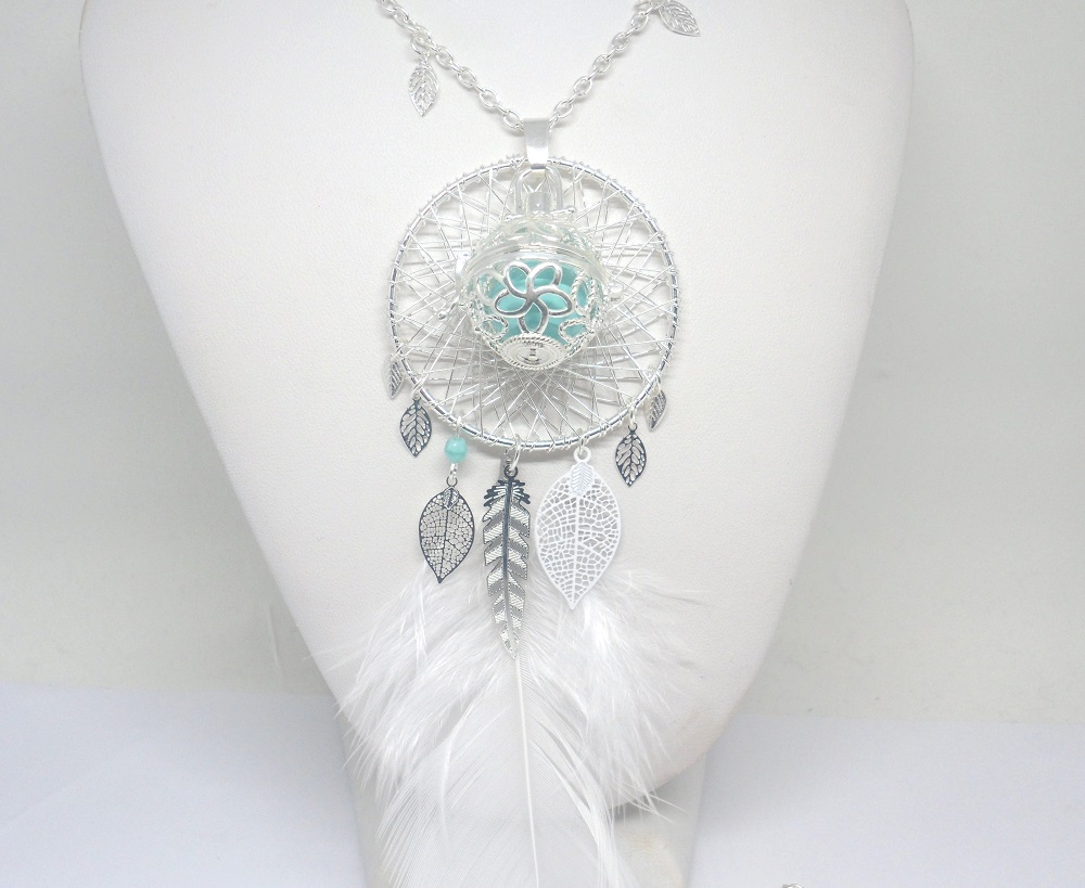 Odacassie_018-2_BolaDeGrossesse_dreamcatcher_argente_vertDeau_turquoise_blanc_plume_duvet_feuilles