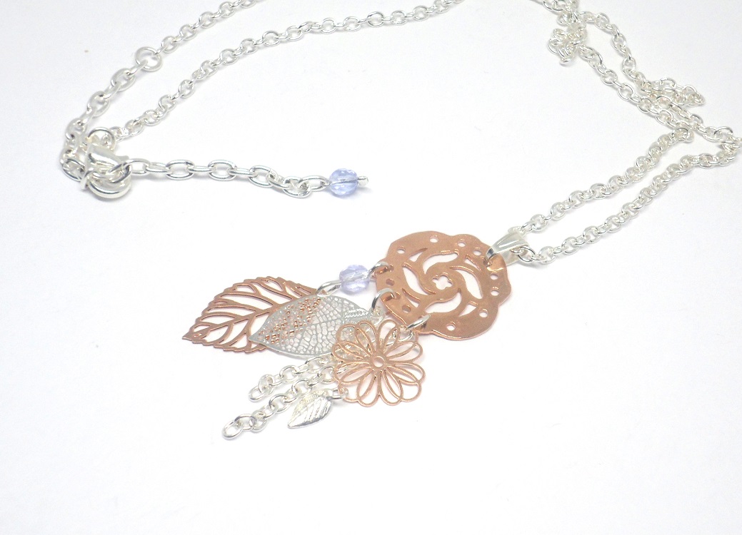 Odacassie_022-1_Collier_romantique_fleurs_feuilles_perles_or_rose_argente_mauve