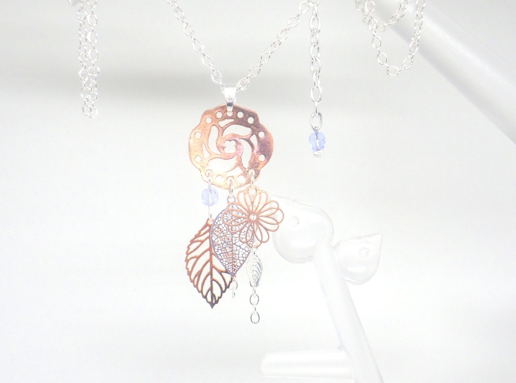Odacassie_022-2_Collier_romantique_fleurs_feuilles_perles_or_rose_argente_mauve