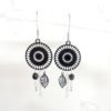 boucles d'oreilles noires argentées estampes rosaces feuilles gouttes perles