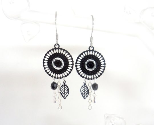 boucles d'oreilles noires argentées estampes rosaces feuilles gouttes perles