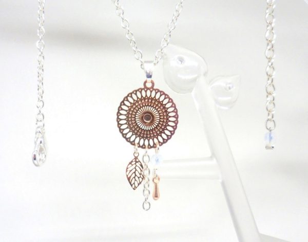 Collier or rose gold estampes rosace feuille goutte blanc opale irisé création Odacassie