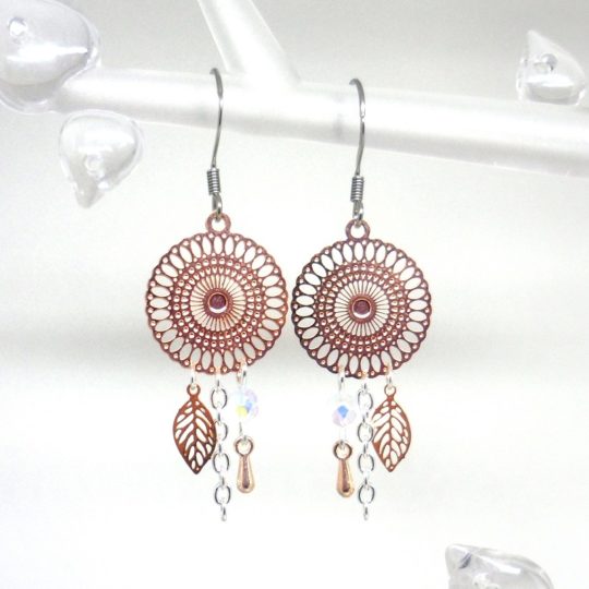 Boucles d'oreilles or rose gold estampes rosaces feuilles gouttes blanc opale irisé création bijou Odacassie