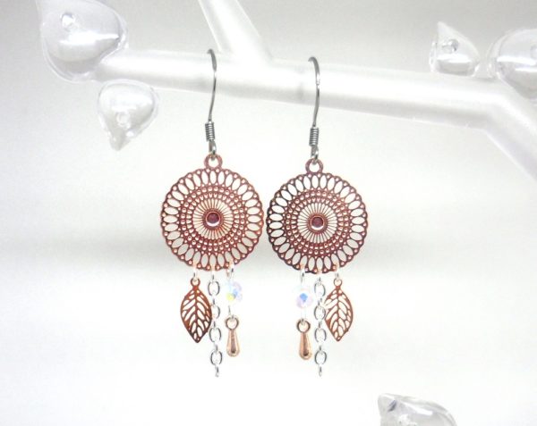 Boucles d'oreilles or rose gold estampes rosaces feuilles gouttes blanc opale irisé création bijou Odacassie