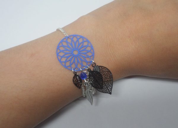 Bracelet bleu vif bleu roi bleu électrique noir argenté esprit attrape-rêves dreamcatcher fines estampes rosace feuilles plume perles création Odacassie