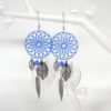 Boucles d'oreilles bleues bleu électrique bleu vif bleu roi noir argenté attrape-rêves dreamcatcher fines estampes feuilles rosaces plumes Odacassie