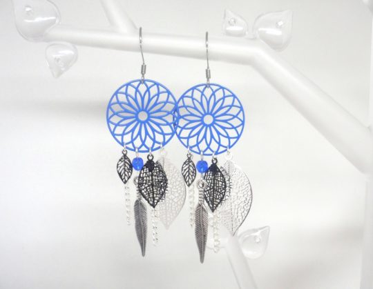 Boucles d'oreilles bleues bleu électrique bleu vif bleu roi noir argenté attrape-rêves dreamcatcher fines estampes feuilles rosaces plumes Odacassie