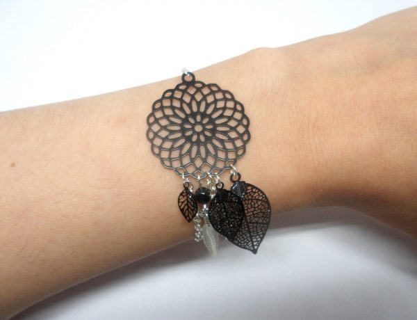 bracelet attrape-rêves noir et argenté dreamcatcher estampes feuilles plume perles Odacassie