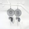 Boucles d'oreilles attrape-rêves noires et argentées dreamcatcher tendance fines estampes feuilles plumes perles