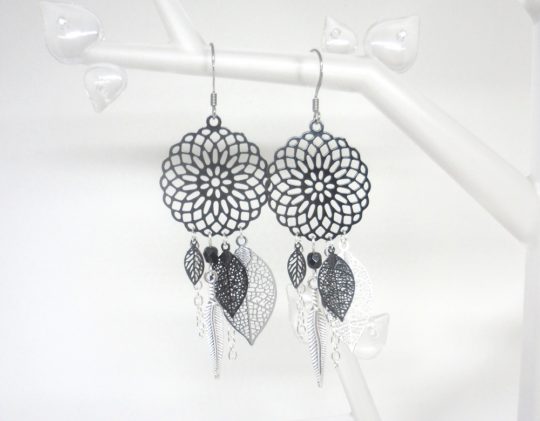 Boucles d'oreilles attrape-rêves noires et argentées dreamcatcher tendance fines estampes feuilles plumes perles