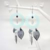 boucles d'oreilles dreamcatcher vert d'eau argenté noir fines estampes feuilles plume perles en verre de Bohême création Odacassie