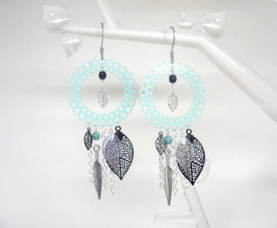 boucles d'oreilles dreamcatcher vert d'eau argenté noir fines estampes feuilles plume perles en verre de Bohême création Odacassie