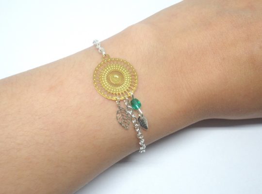 bracelet doré vert émeraude argenté rosace feuilles perles en verre de Bohême estampes création Odacassie