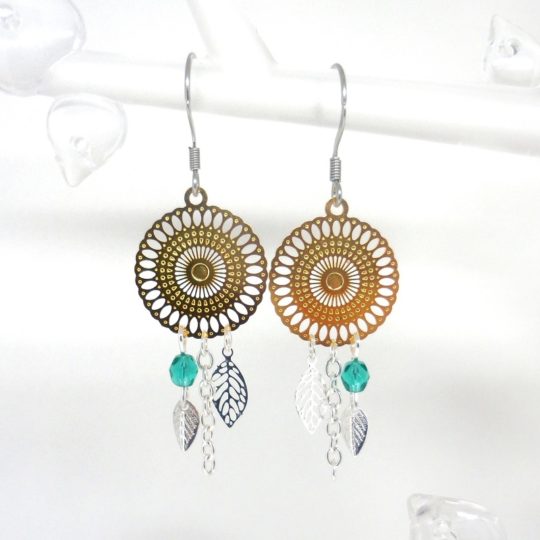 boucles d'oreilles dorées vert émeraude argenté rosace feuilles perles en verre de Bohême estampes création Odacassie