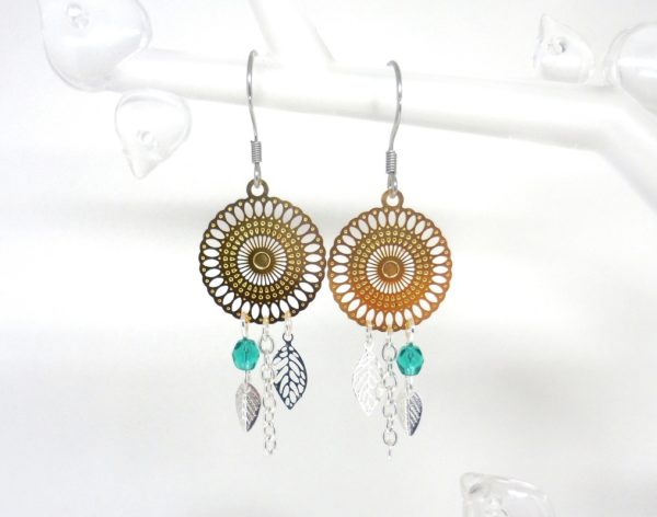 boucles d'oreilles dorées vert émeraude argenté rosace feuilles perles en verre de Bohême estampes création Odacassie