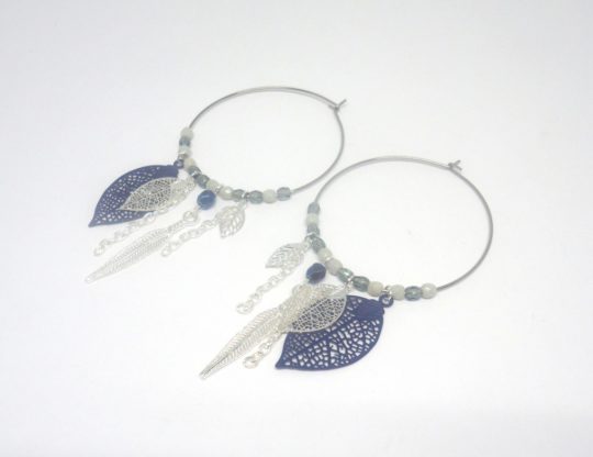 Créoles argentées bleu marine grises fines estampes feuilles plumes perles en verre de Bohême attrape-rêves dreamcatcher