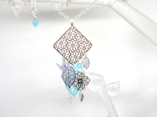 collier poétique losange fleurs oiseau feuilles or rose gold argenté turquoise clair bleu lagon argenté création Odacassie