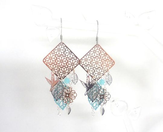 Boucles d'oreilles poétiques losanges fleurs oiseaux feuilles perles argenté or rose gold turquoise clair bleu lagon création bijou Odacassie fait main