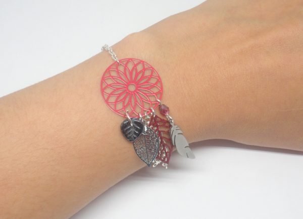 bracelet attrape-rêves rose framboise bordeaux argenté gris anthracite estampes rosace feuilles plume acier inoxydable création Odacassie