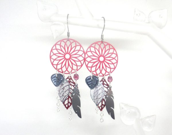 Boucles d'oreilles attrape-rêves rose framboise bordeaux argenté anthracite estampes plumes feuilles perles en verre de Bohême création Odacassie