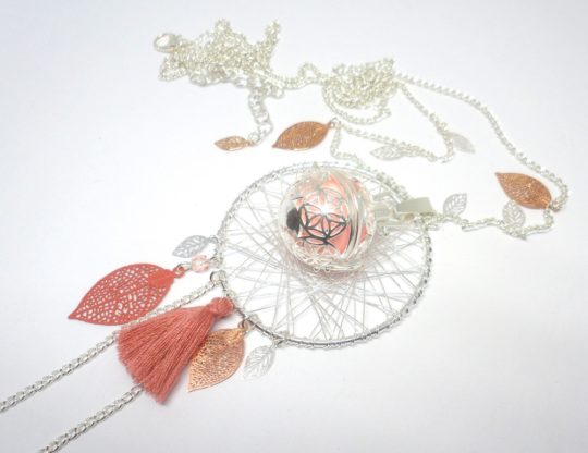 Bola de grossesse rose argentée mandala feuilles fleurs pompon perles création Odacassie pièce unique bijou de grossesse