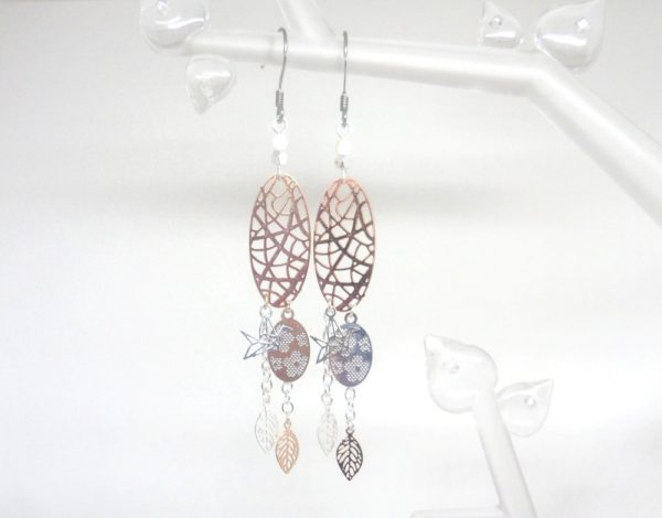 boucles d'oreilles ovales ajourés oiseaux origami pendentifs fleurs fines estampes feuilles or rose argent blanc nacré création faite main par Odacassie