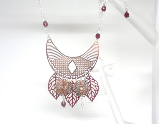 collier plastron demi-lune feuilles rosaces or rose bordeaux argenté création édition limitée Odacassie