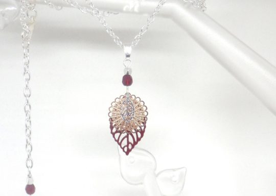 collier feuilles rosace perles bordeaux or rose gold argenté création édition limitée Odacassie collier mi-long