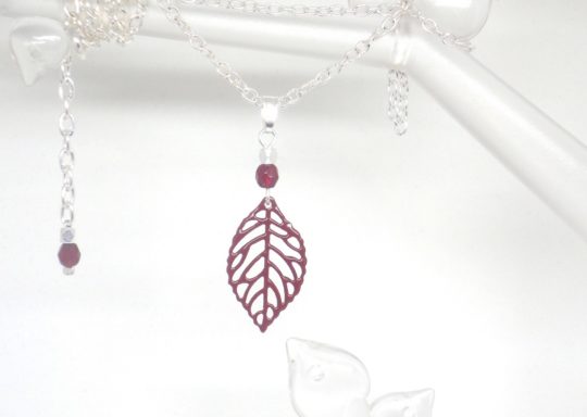 collier bordeaux et argenté minimaliste pendentif feuille et perles création édition limitée Odacassie