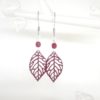 Boucles d'oreilles bordeaux et argentées feuilles et perles tendance minimaliste création édition limitée Odacassie