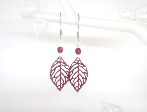 Boucles d'oreilles bordeaux et argentées feuilles et perles tendance minimaliste création édition limitée Odacassie