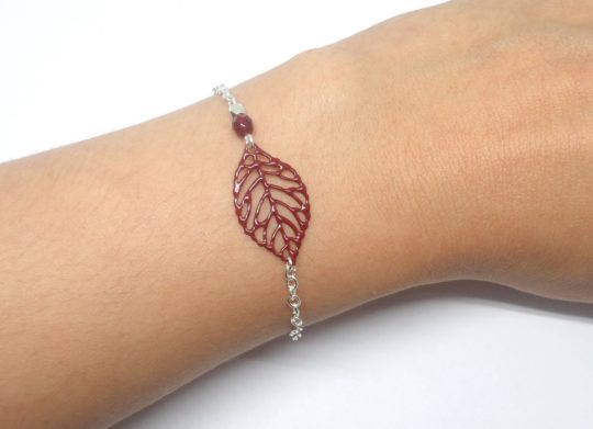 bracelet bordeaux et argenté minimaliste pendentif feuille et perles création édition limitée Odacassie