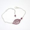 bracelet bordeaux et argenté minimaliste pendentif feuille et perles création édition limitée Odacassie