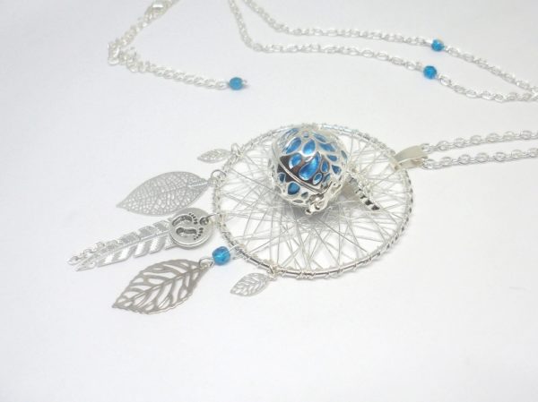 Bola de grossesse bleu argenté dreamcatcher attrape-rêves petits pieds feuilles plume perles création sur mesure pièce unique Odacassie