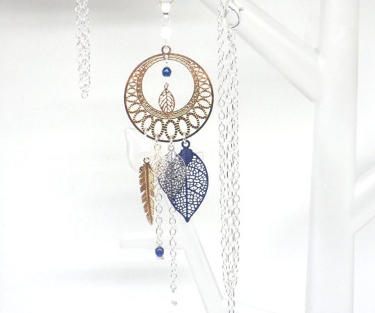 Sautoir sur mesure pièce unique dreamcatcher attrape-rêves fait main par Odacassie doré bleu marine blanc argenté fines estampes