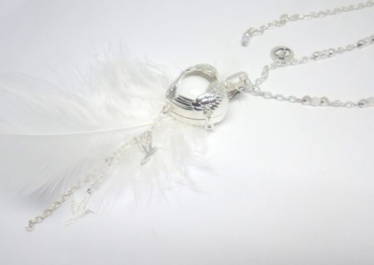 Bola de grossesse ailes d'ange plume duvet oiseaux colibris argenté blanc pièce unique réalisée sur commande par Odacassie bijoux et accessoires