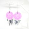 Boucles d'oreilles rose vif argenté et noir, attrape-rêves, grands crochets acier inoxydable, pèce unique collection Noël 2017 Odacassie