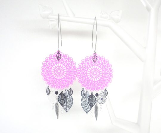 Boucles d'oreilles rose vif argenté et noir, attrape-rêves, grands crochets acier inoxydable, pèce unique collection Noël 2017 Odacassie