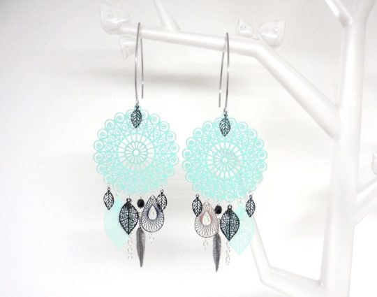 Grandes boucles d'oreilles dreamcatcher fines estampes vert opale vert d'eau argenté noir feuilles plumes pièce unique collection Noël 2017 Odacassie