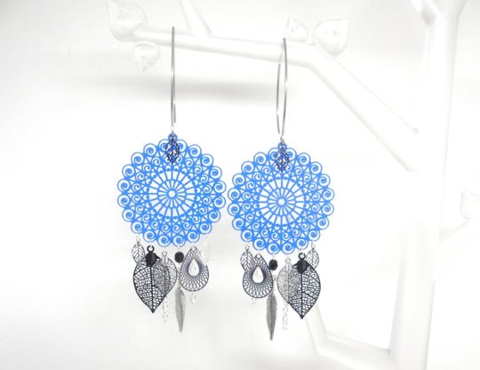 Boucles d'oreilles bleu électrique noir argenté tendance attrape-rêves fines estampes pièce unique Odacassie collection Noël 2017