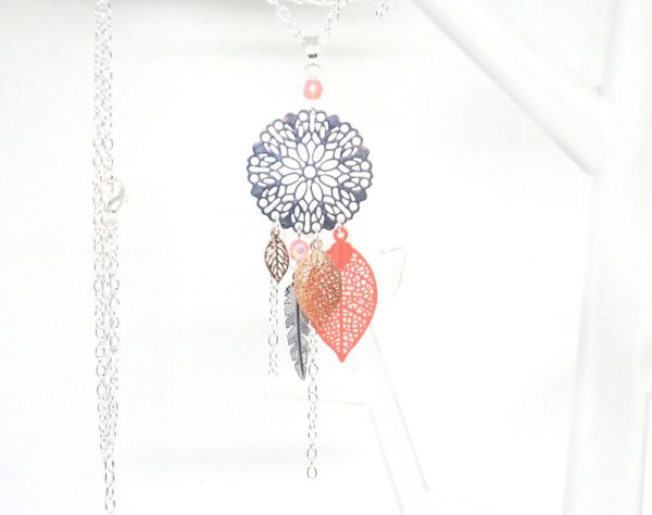 Sautoir corail argenté or rose rose dreamcatcher attrape-rêves estampes feuilles plumes perles en verre de Bohême création édition limitée Odacassie
