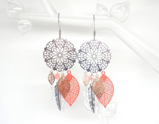 Boucles d'oreilles corail argenté or rose rose dreamcatcher attrape-rêves estampes feuilles plumes perles en verre de Bohême création édition limitée Odacassie