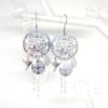 Boucles d'oreilles fleurs oiseaux feuilles estampes perles en verre de Bohême blanc argenté création faite main par Odacassie bijoux et accessoires