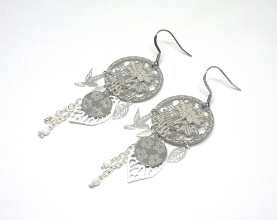 Boucles d'oreilles fleurs oiseaux feuilles estampes perles en verre de Bohême blanc argenté création faite main par Odacassie bijoux et accessoires