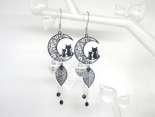 Boucles d'oreilles chats au lune feuilles fines estampes breloques coeurs empreinte de chat love my cat dans les tons noir argenté et blanc création édition limitée Odacassie bijoux et accessoires