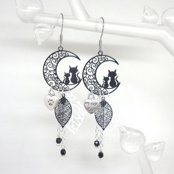 Boucles d'oreilles chats au lune feuilles fines estampes breloques coeurs empreinte de chat love my cat dans les tons noir argenté et blanc création édition limitée Odacassie bijoux et accessoires